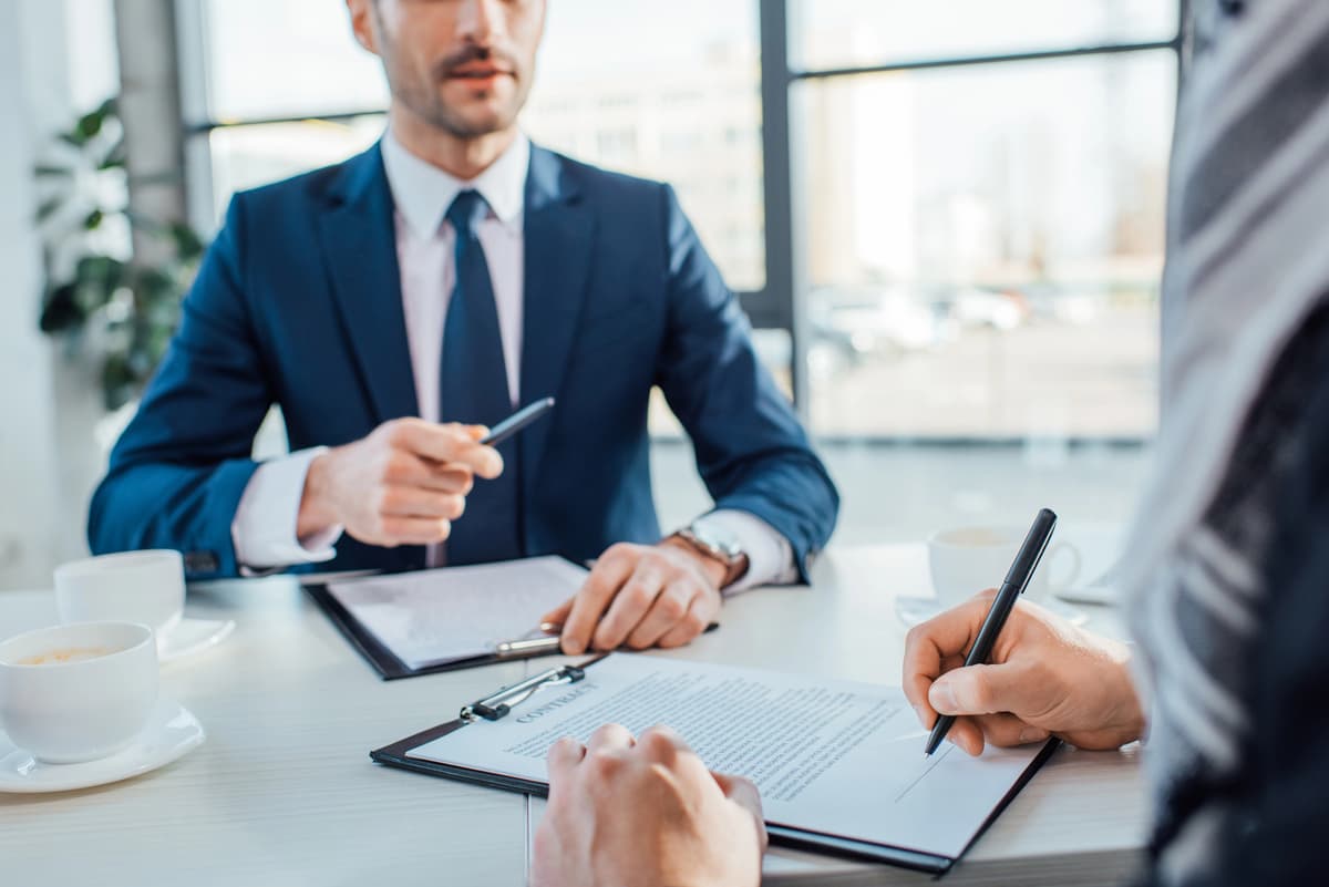 Zajęcie konta przez komornika? Sprawdź, czy upadłość konsumencka wstrzyma egzekucję.